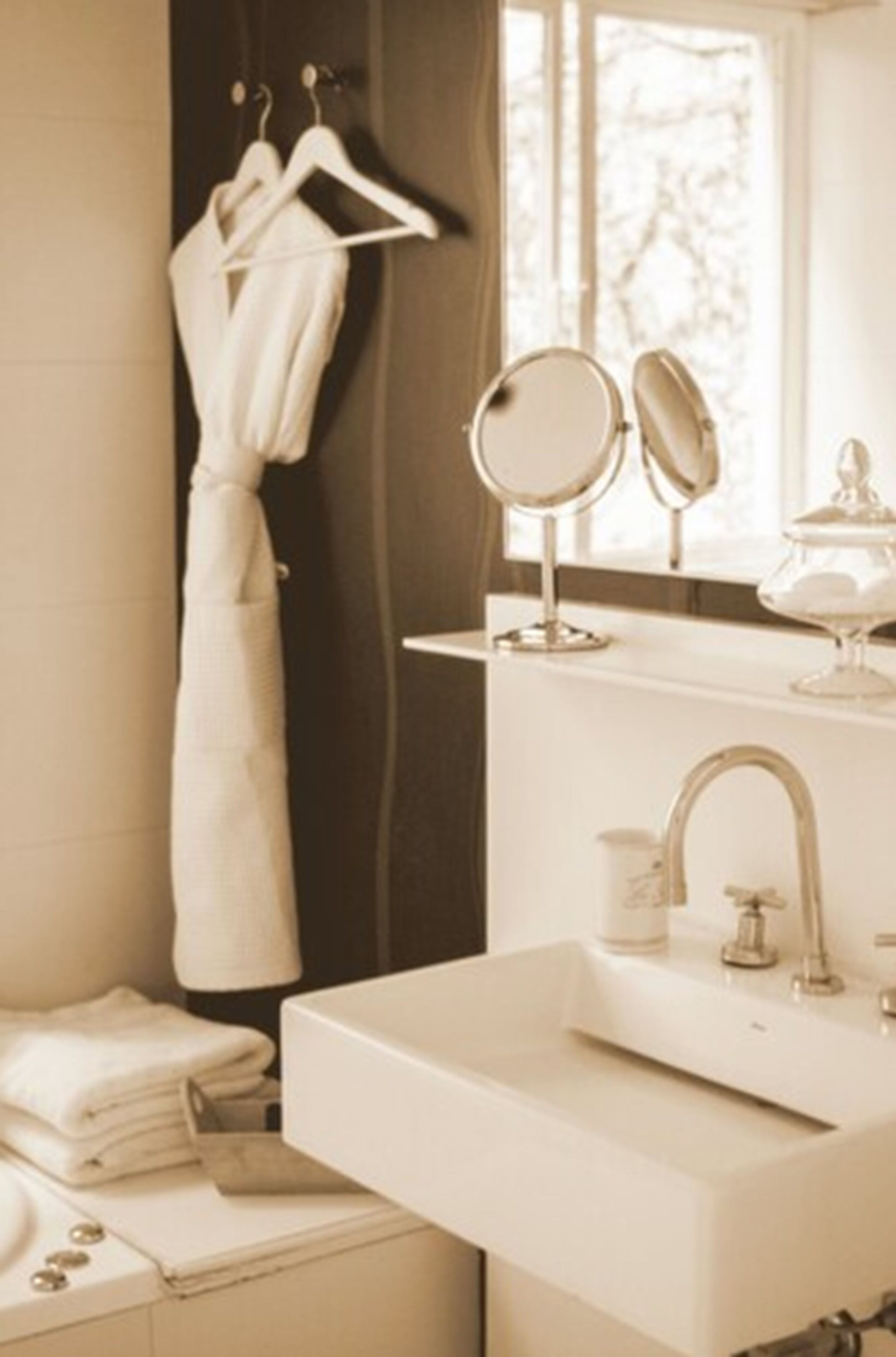 studio suite | bathroom | free toiletries, hair dryer, bidet, towels