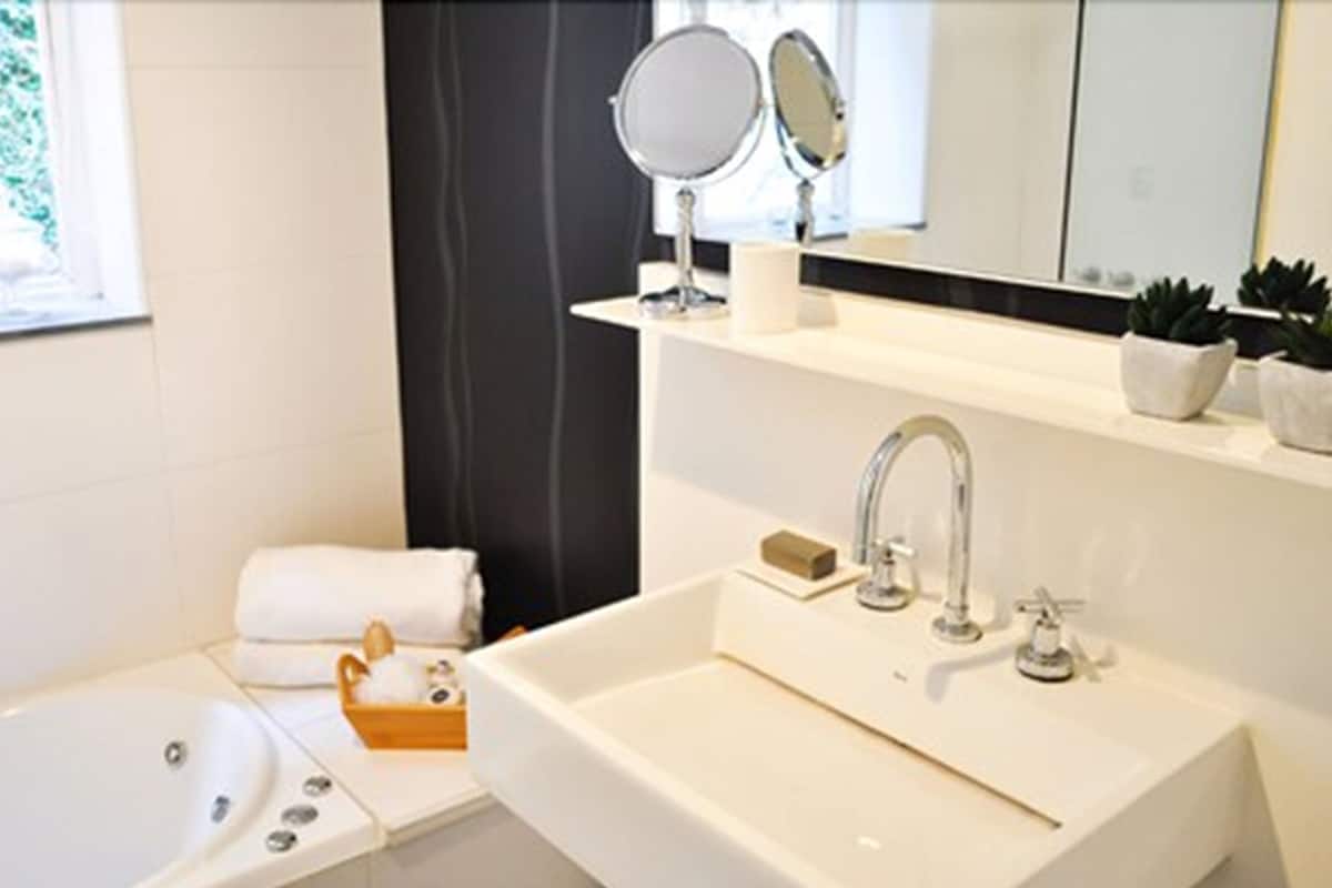 studio suite | bathroom | free toiletries, hair dryer, bidet, towels