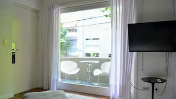 Ropa de cama de alta calidad, cubrecamas y minibar
