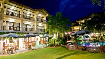 Outdoor pool, pool umbrellas, sun loungers