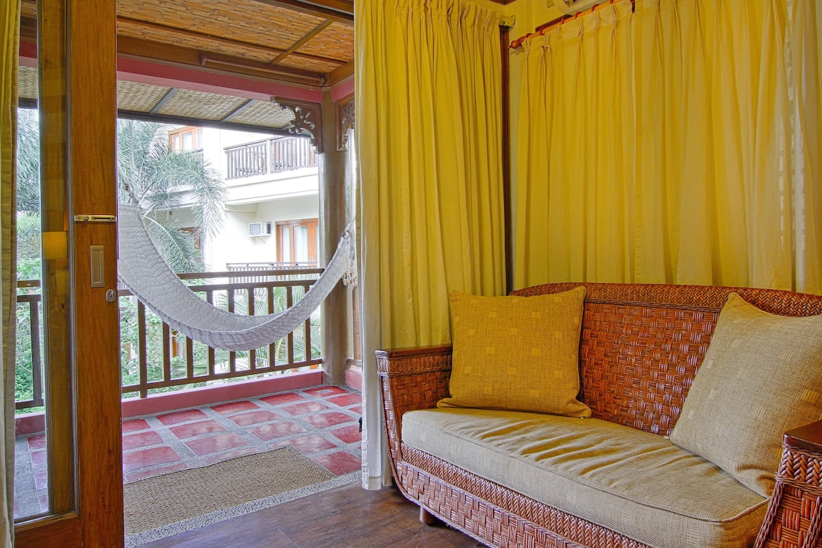 22-inch tv with cable channels, pay films