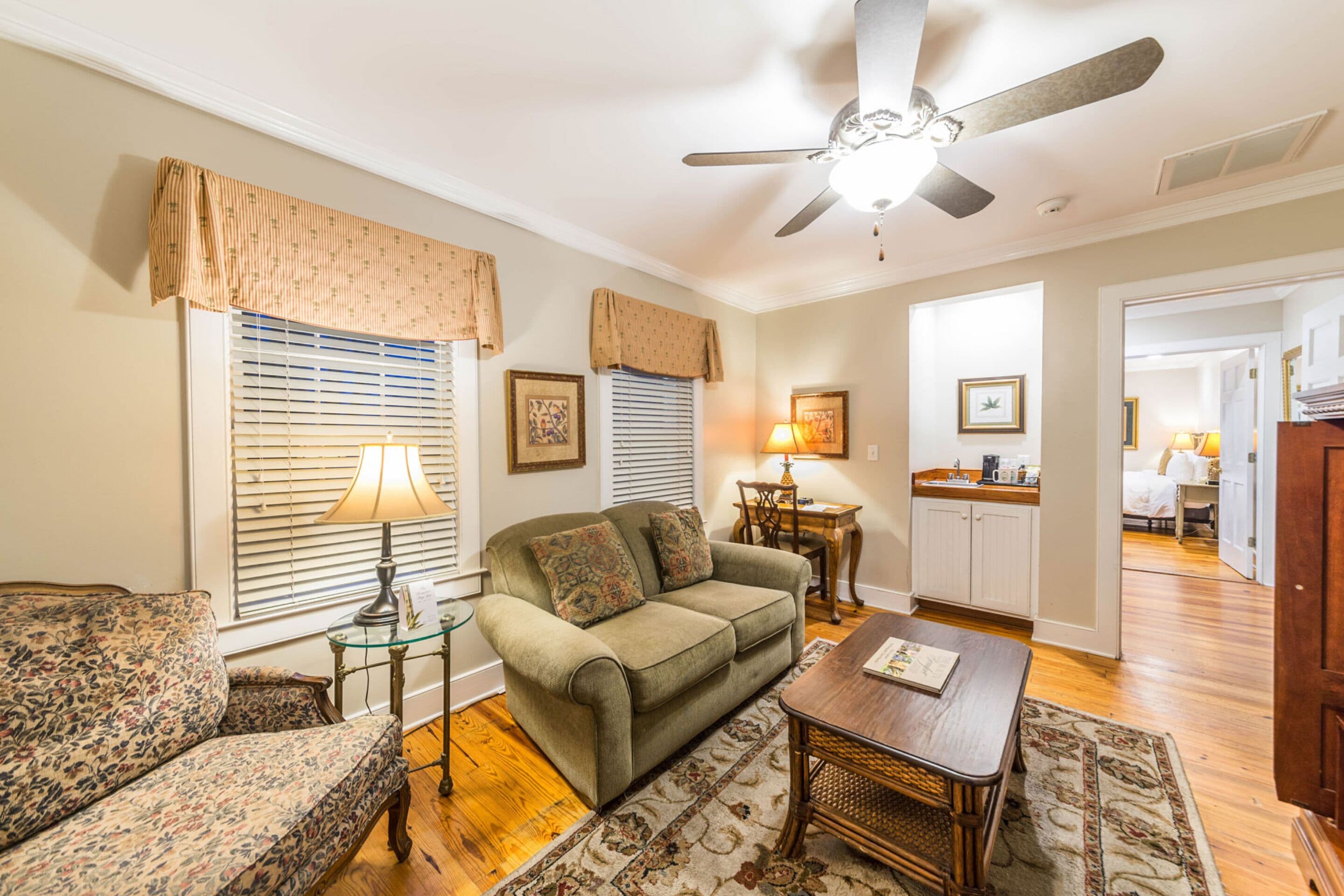 one bedroom cottage | living area | 35-inch flat-screen tv with cable channels, tv