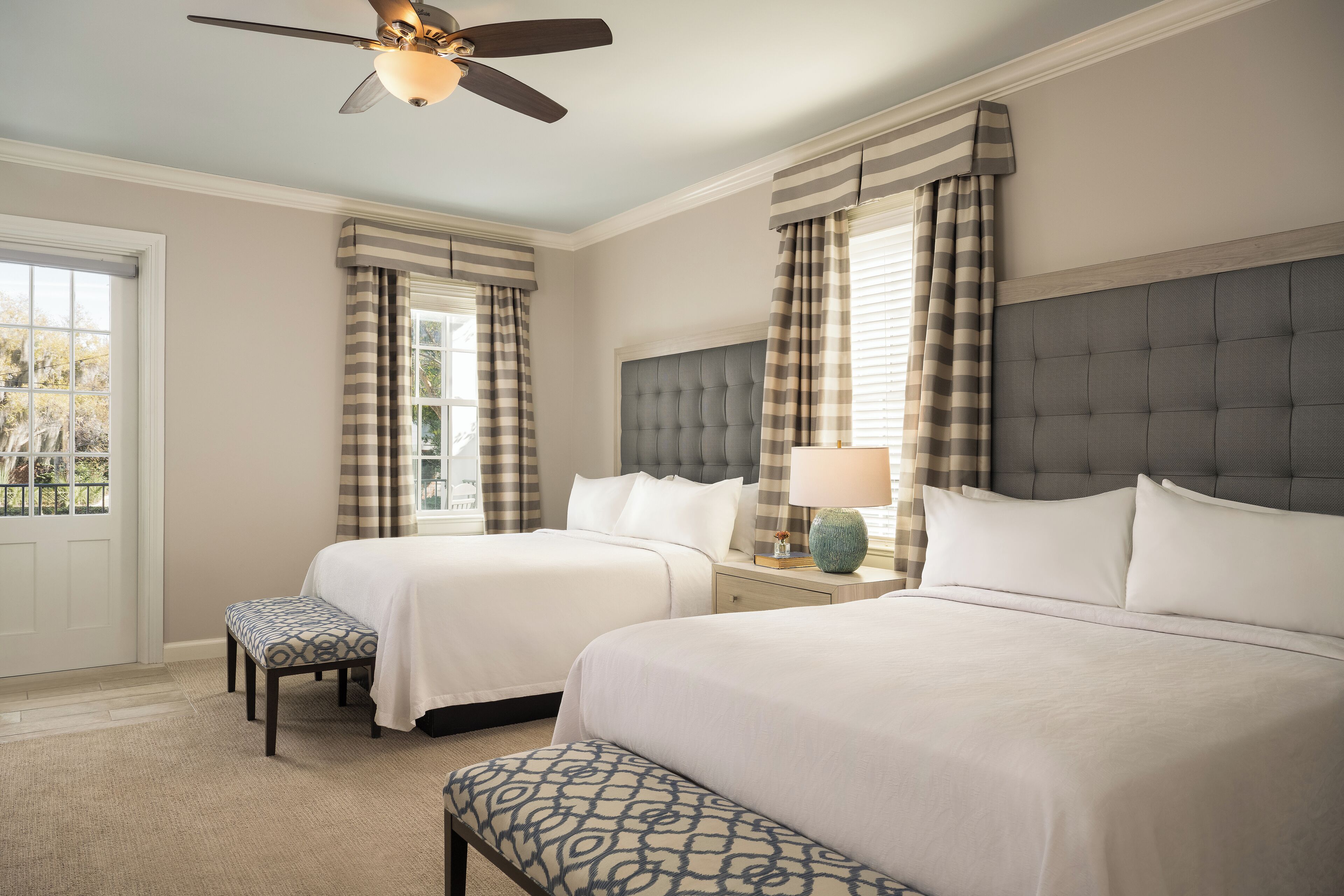 Rom, 2 queensize-senger, bakgårdsutsikt, gårdsplassområde | Sengetøy av topp kvalitet, individuelt dekorert og individuelt innredet