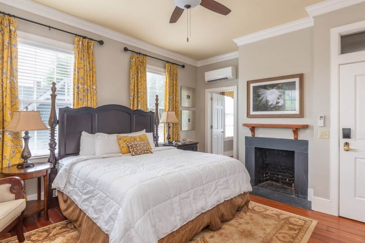 Luxury King Room | أغطية فراش متميزة ومكواة/لوح كي وبديكورات فريدة لكل غرفة