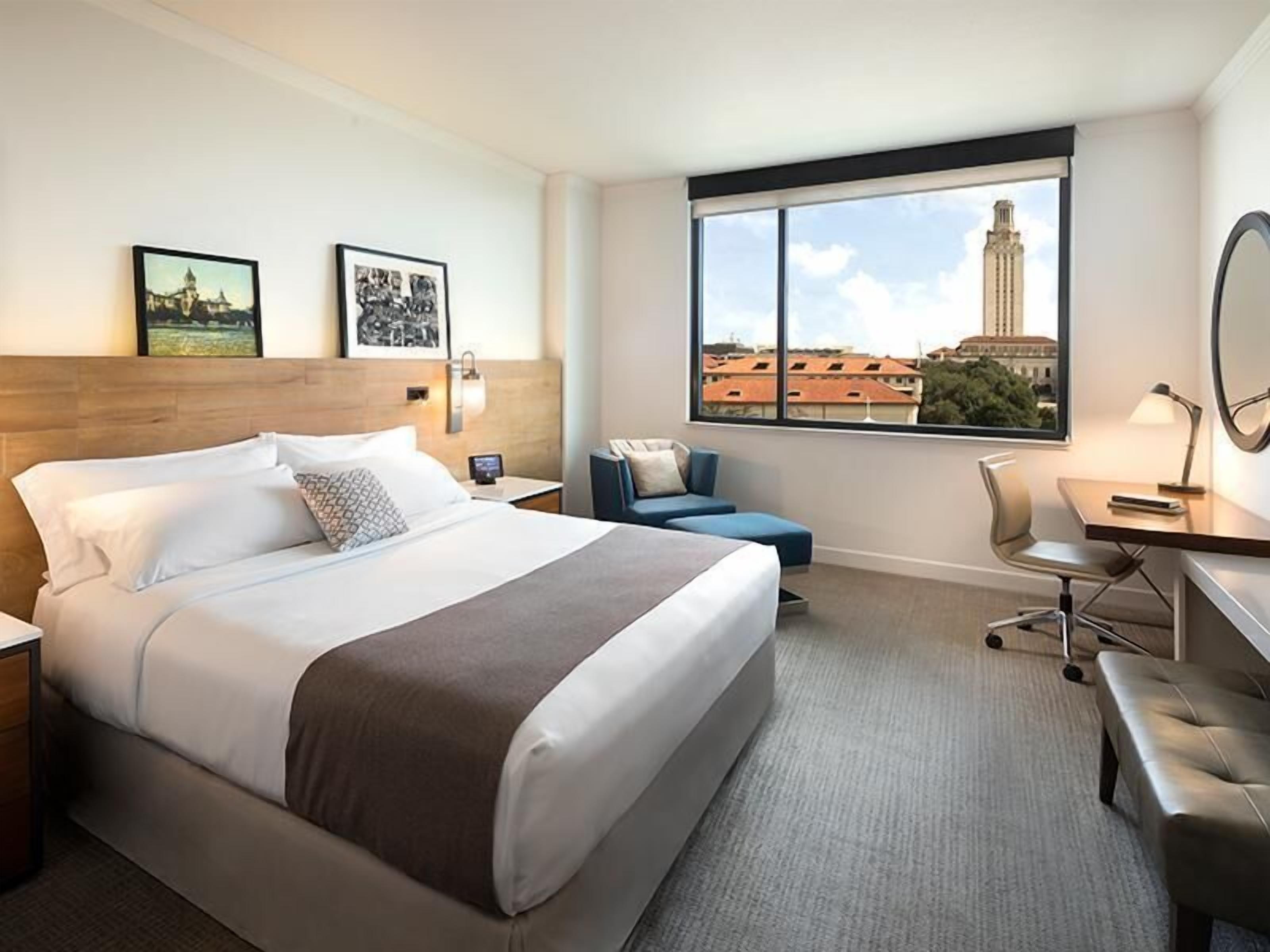 Ropa de cama de alta calidad y caja de seguridad en la habitación 