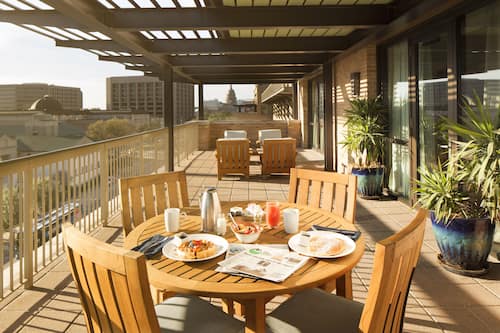 Se ofrece un desayuno bufé todos los días (por un coste adicional)