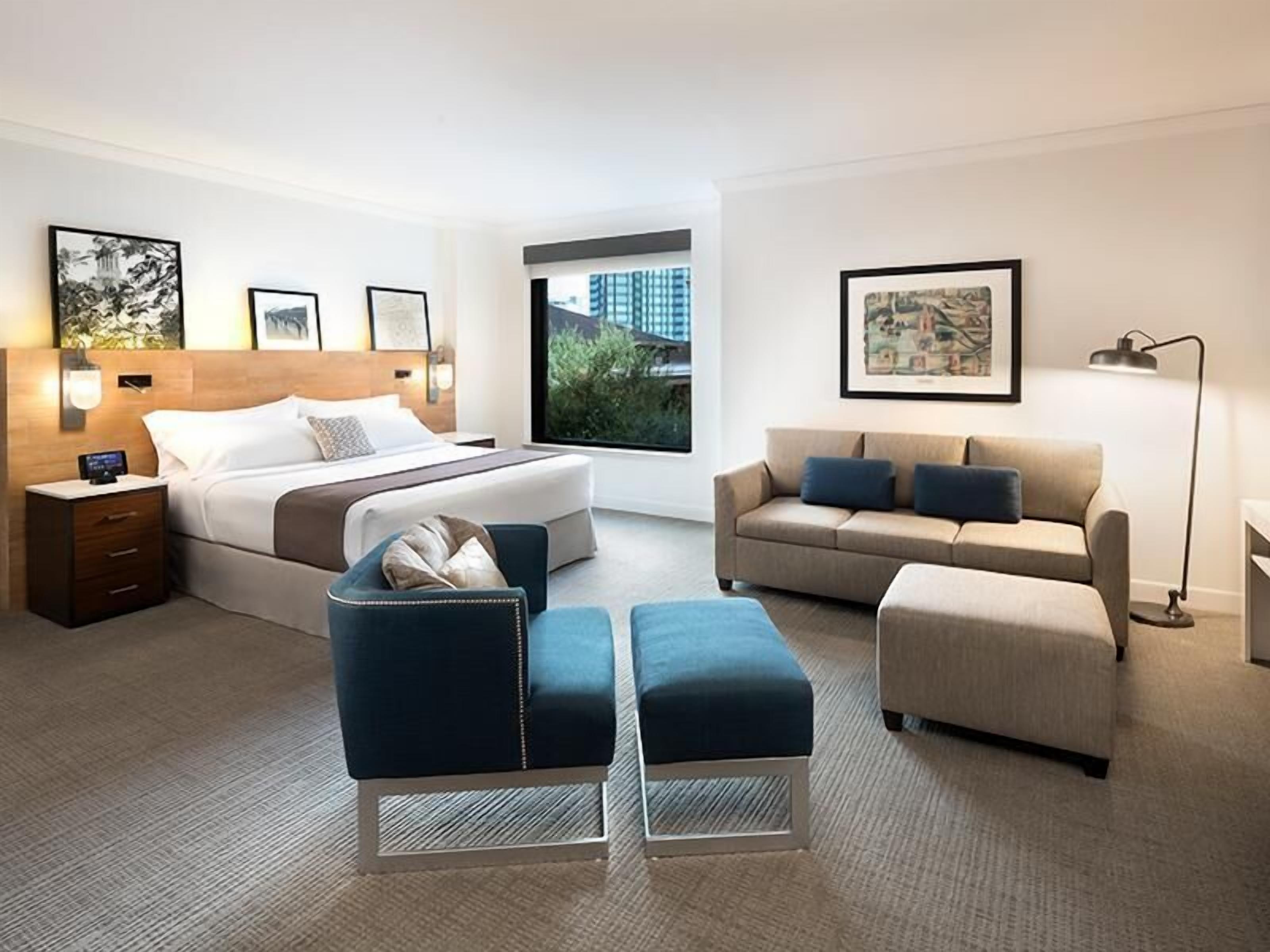 Ropa de cama de alta calidad y caja de seguridad en la habitación 