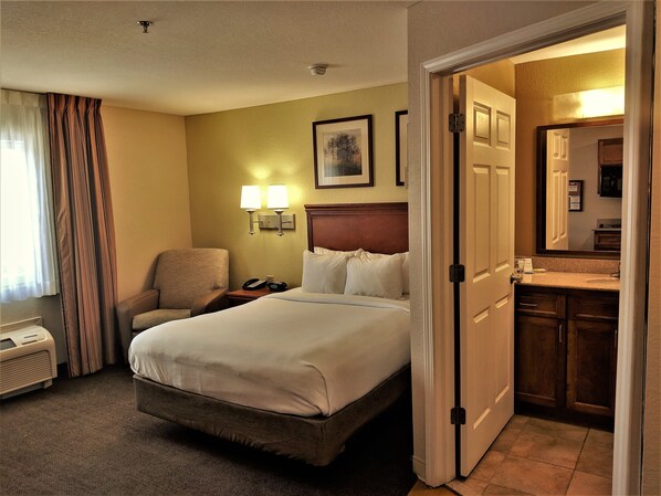 In-room safe, iron/ironing board, free WiFi, bed sheets - Candlewood Suites Macon by IHG (Macon)