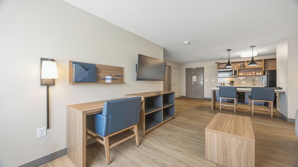 Suite, 1 habitación | Caja de seguridad en la habitación y tabla de planchar con plancha 