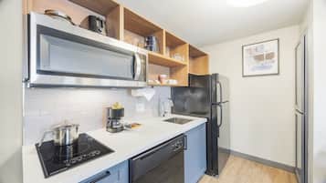 Studio Suite, 1 Queen Bed | In-room safe, iron/ironing board, WiFi (free), bed sheets