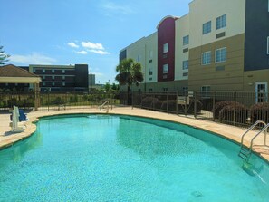 Seasonal outdoor pool - Candlewood Suites Macon by IHG (Macon)