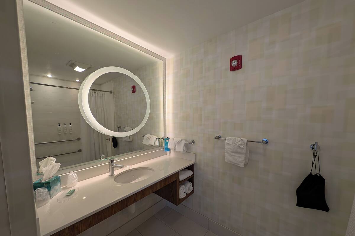 Kombinasi shower/bathtub dan perlengkapan mandi gratis