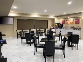 Café da manhã com buffet grátis todos os dias