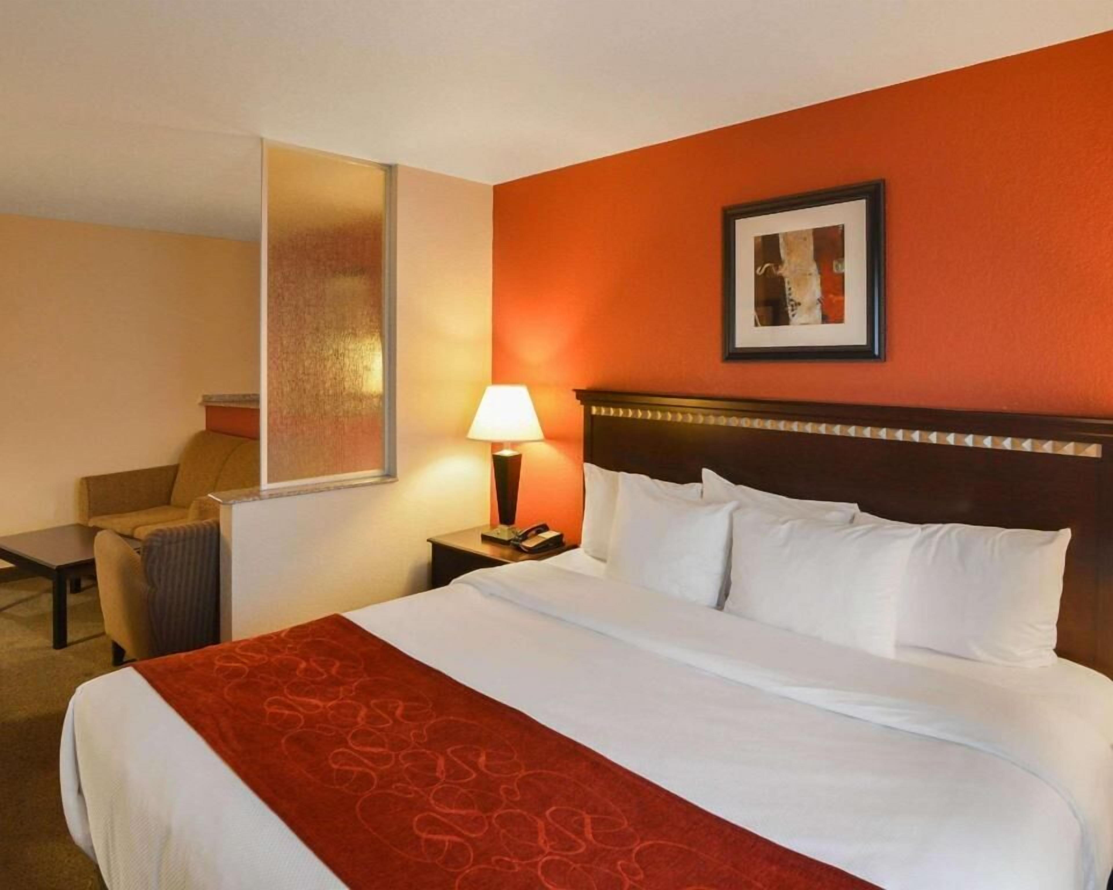 Premium bedding, in-room safe, desk, laptop workspace