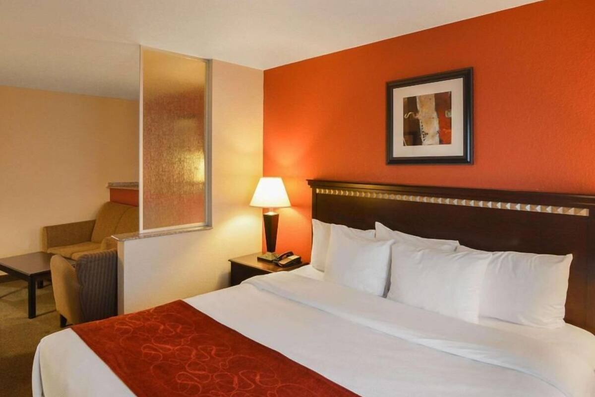 Premium bedding, in-room safe, desk, laptop workspace