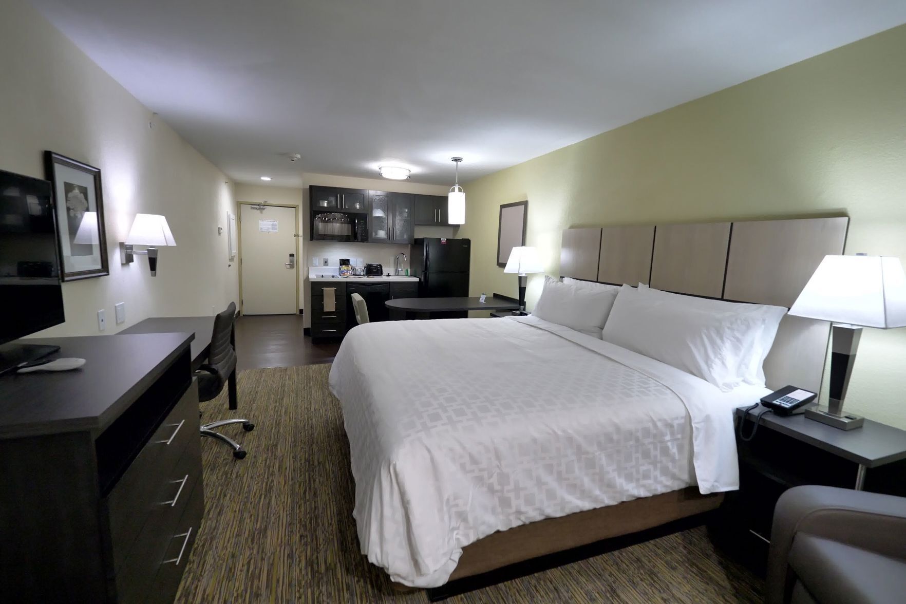 Premium bedding, in-room safe, desk, laptop workspace