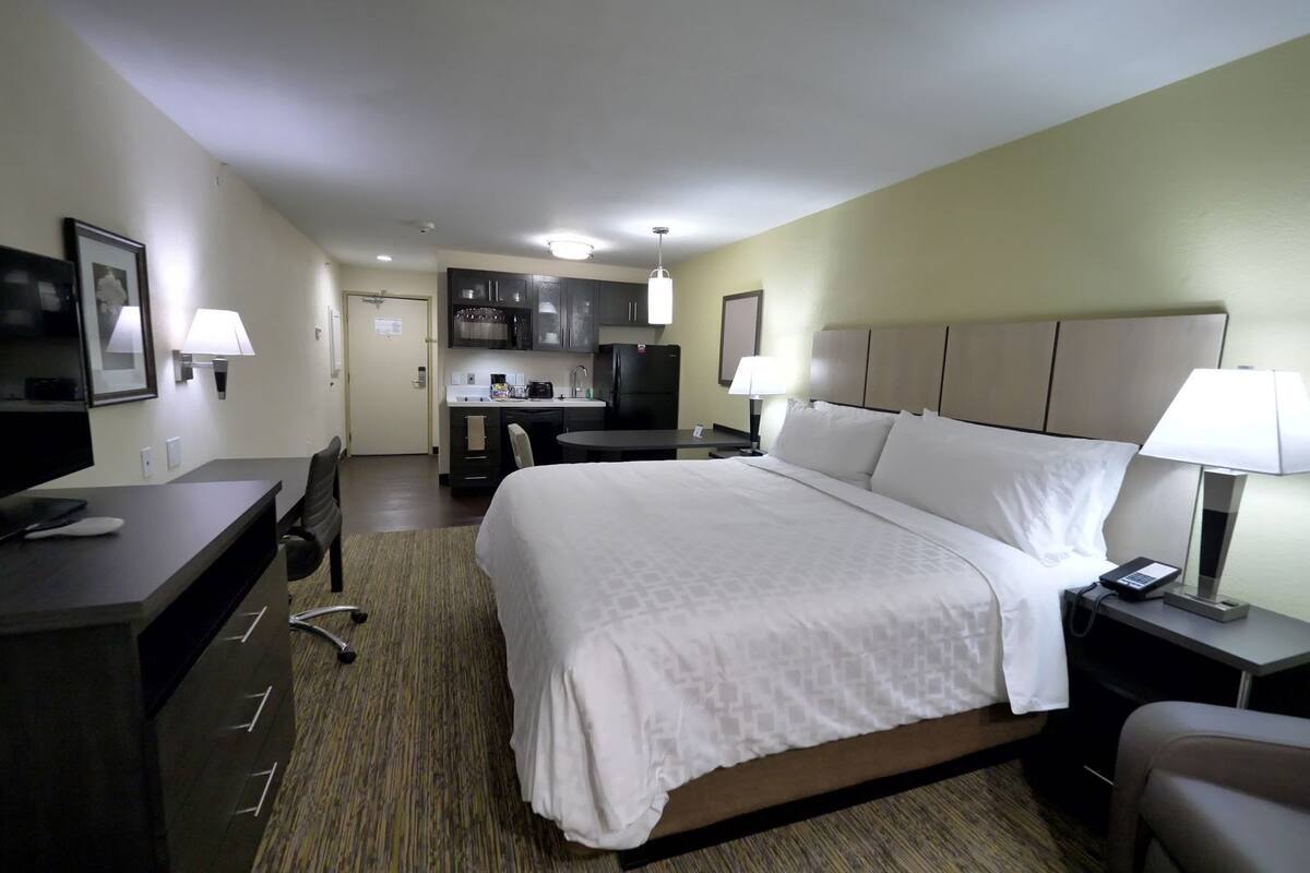 Premium bedding, in-room safe, desk, laptop workspace