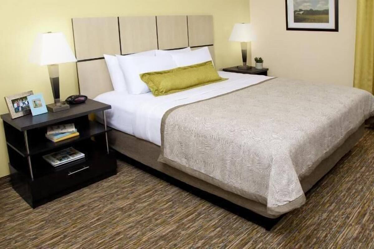 Premium bedding, in-room safe, desk, laptop workspace