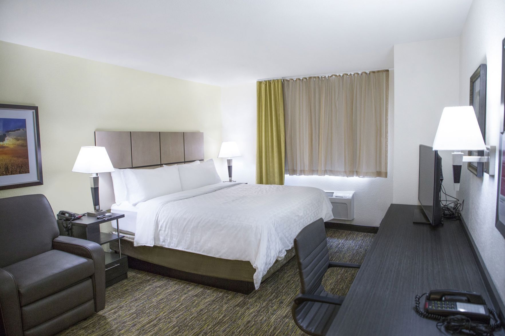 Premium bedding, in-room safe, desk, laptop workspace