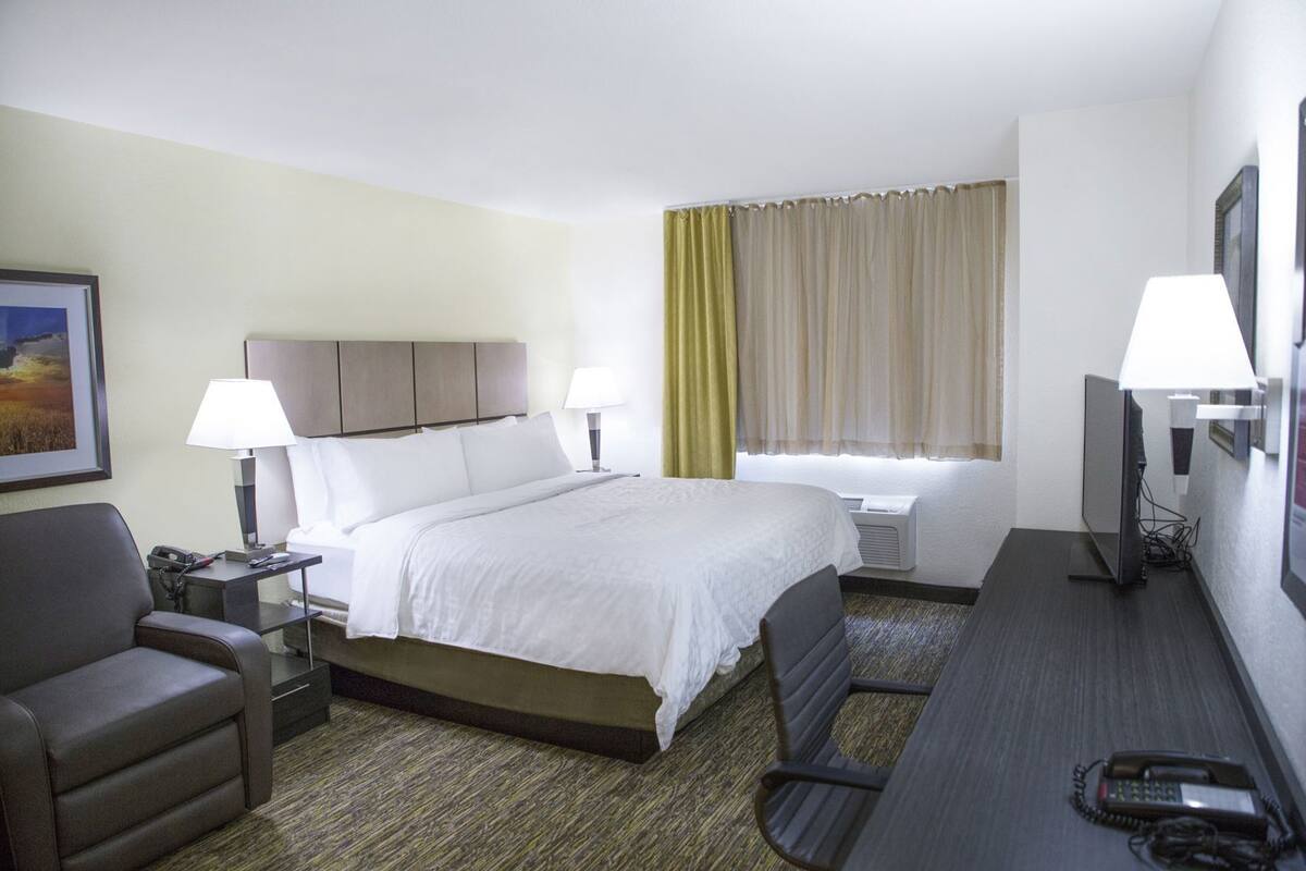 Premium bedding, in-room safe, desk, laptop workspace