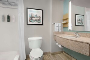 Combined shower/tub, eco-friendly toiletries, hair dryer, towels - Hilton Garden Inn Raleigh Capital Blvd I-540 (Raleigh)