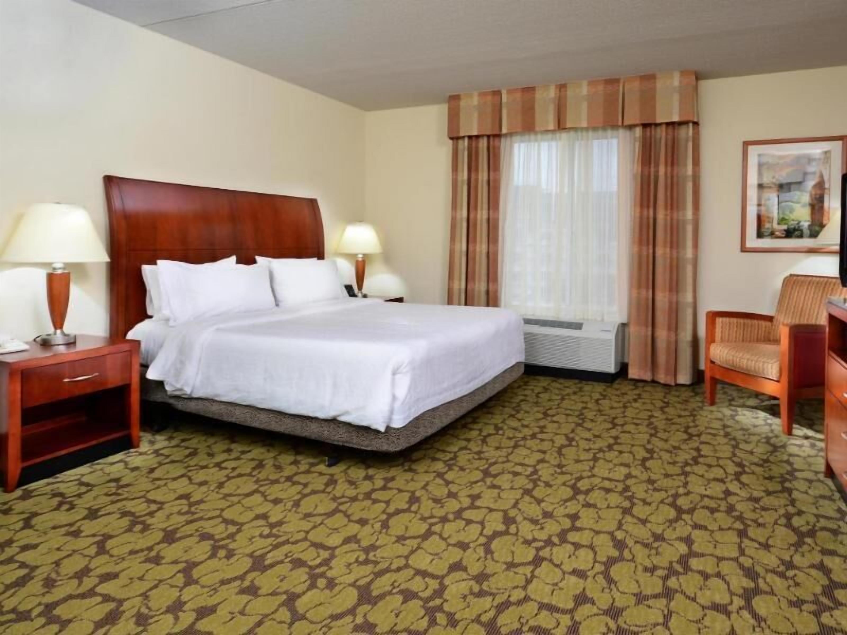 Premium bedding, in-room safe, desk, iron/ironing board