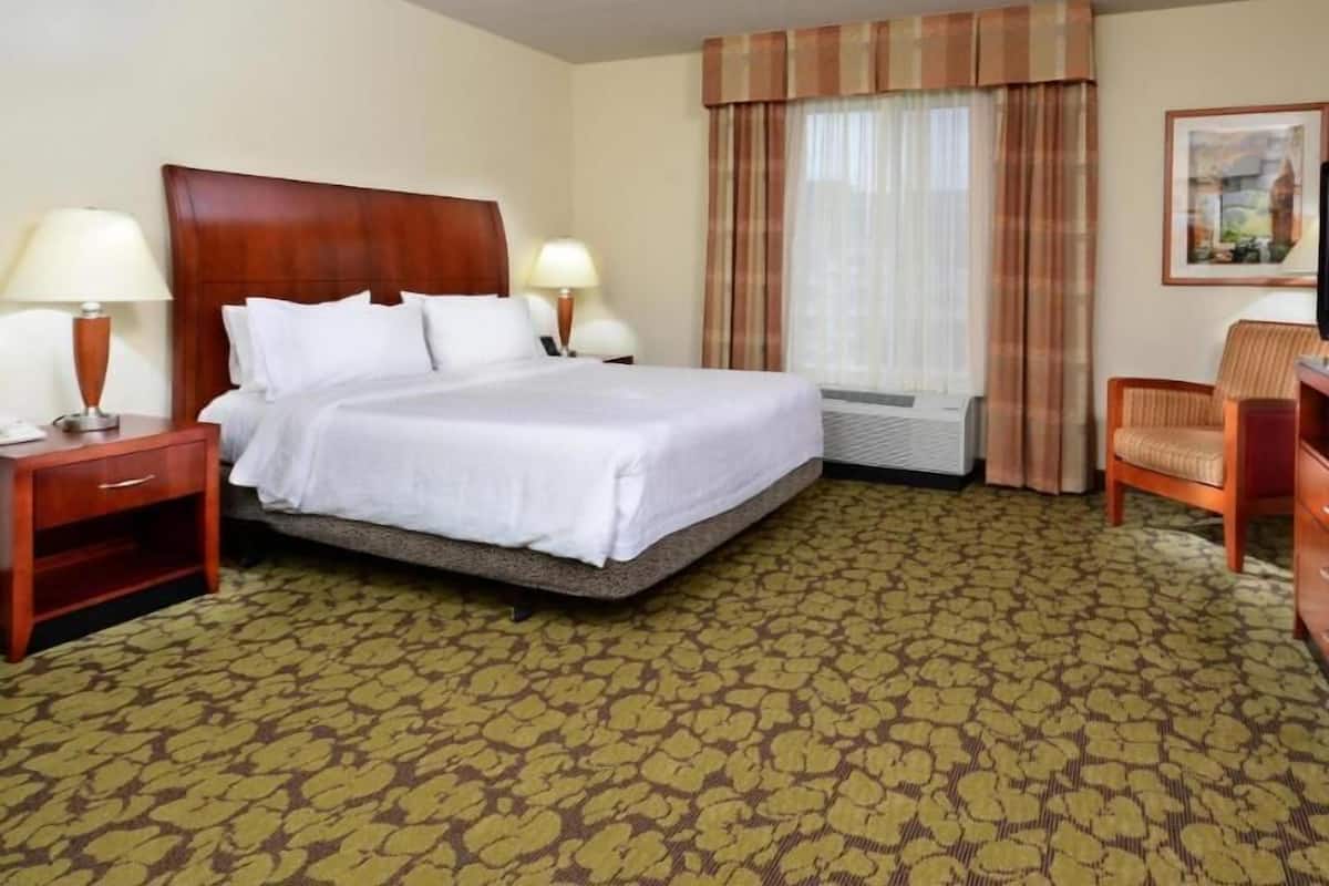 Premium bedding, in-room safe, desk, iron/ironing board