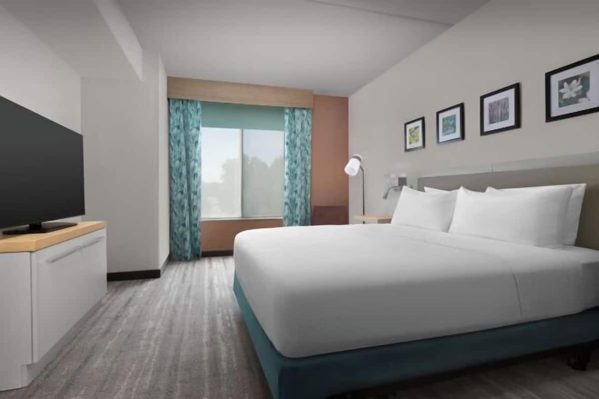 Premium bedding, in-room safe, desk, iron/ironing board