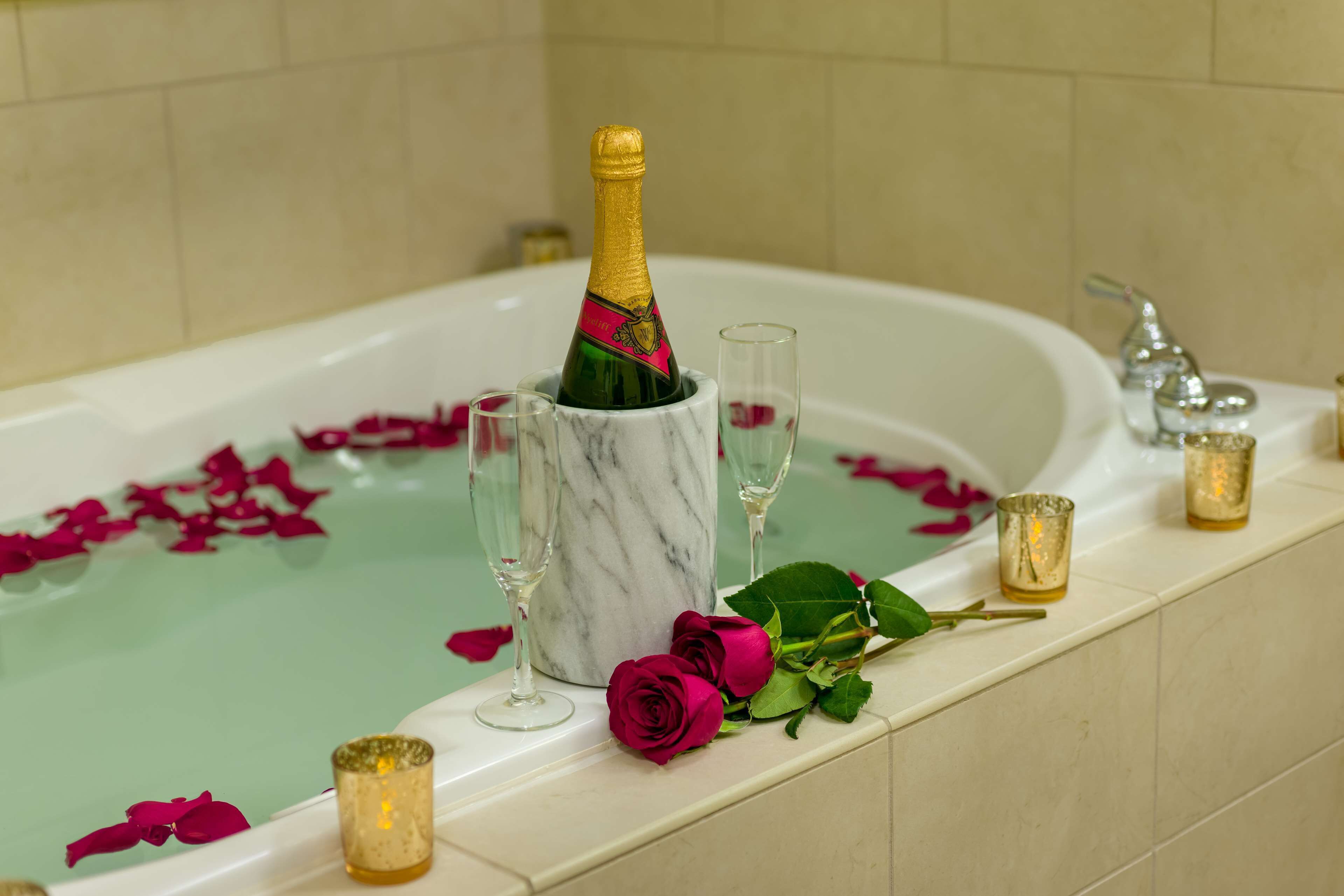 suite, one king bed, accessible | bathroom | combined shower/bathtub, free toiletries, hair dryer, towels