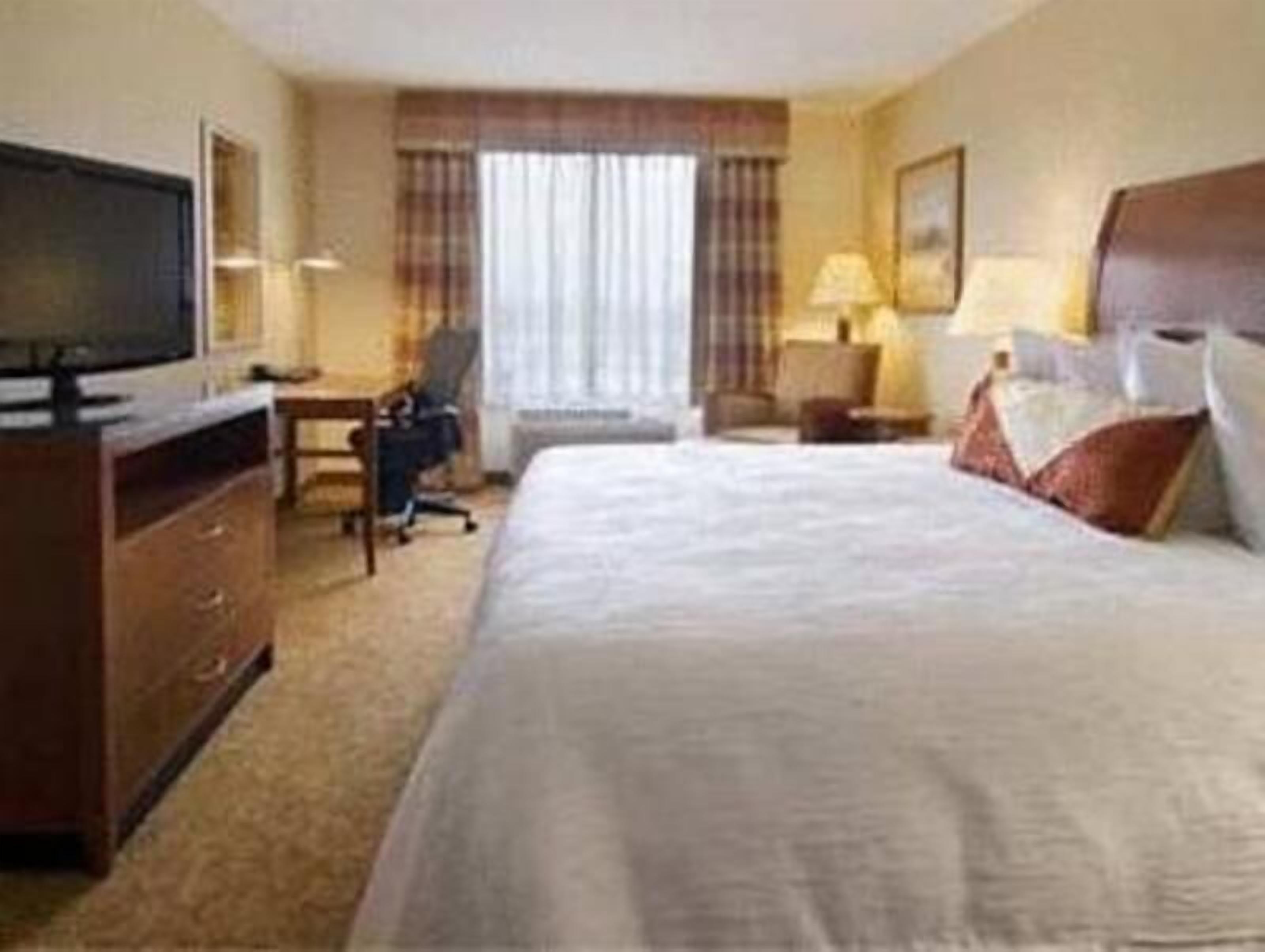 Premium bedding, in-room safe, desk, iron/ironing board