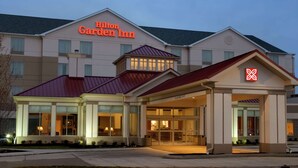 A Hilton Garden Inn hotel with a prominent entrance and a clear sign. - Hilton Garden Inn Cleveland East/Mayfield Village (Mayfield)
