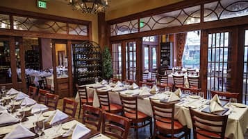 3 restaurants; breakfast, lunch and dinner served