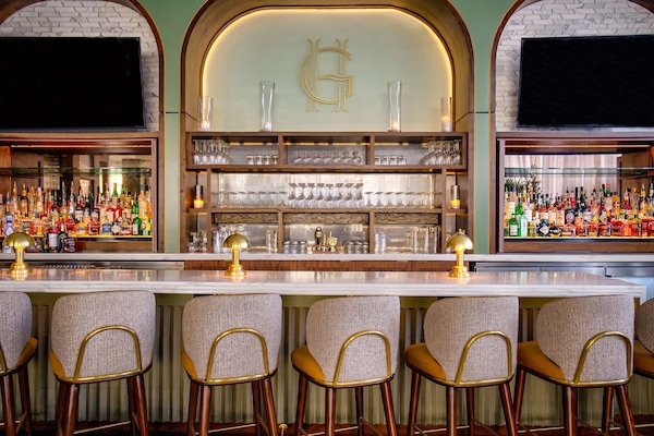 Serves lunch, dinner and happy hour