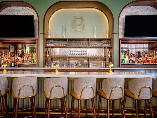 Serves lunch, dinner, and happy hour