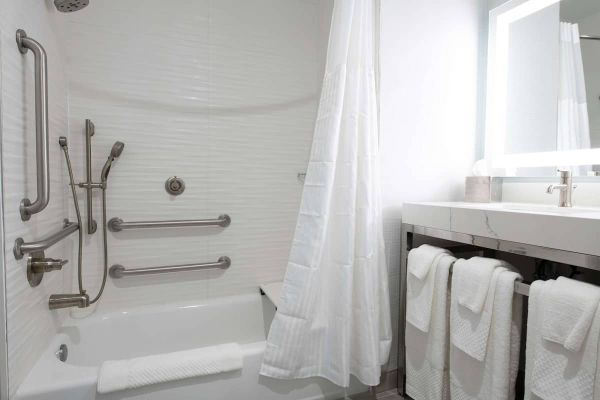 combined shower/bathtub, hair dryer, towels