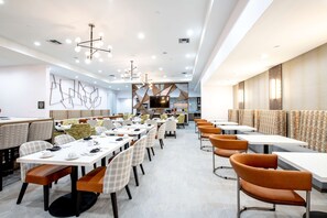 Breakfast and dinner served - DoubleTree by Hilton Sulphur Lake Charles (Sulphur)