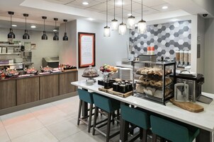 Café da manhã feito na hora todos os dias mediante uma taxa