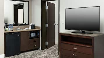 Phòng, 1 giường cỡ king, phù hợp cho người khuyết tật, bồn tắm | Bộ đồ giường cao cấp, bàn, khu vực làm việc phù hợp cho laptop