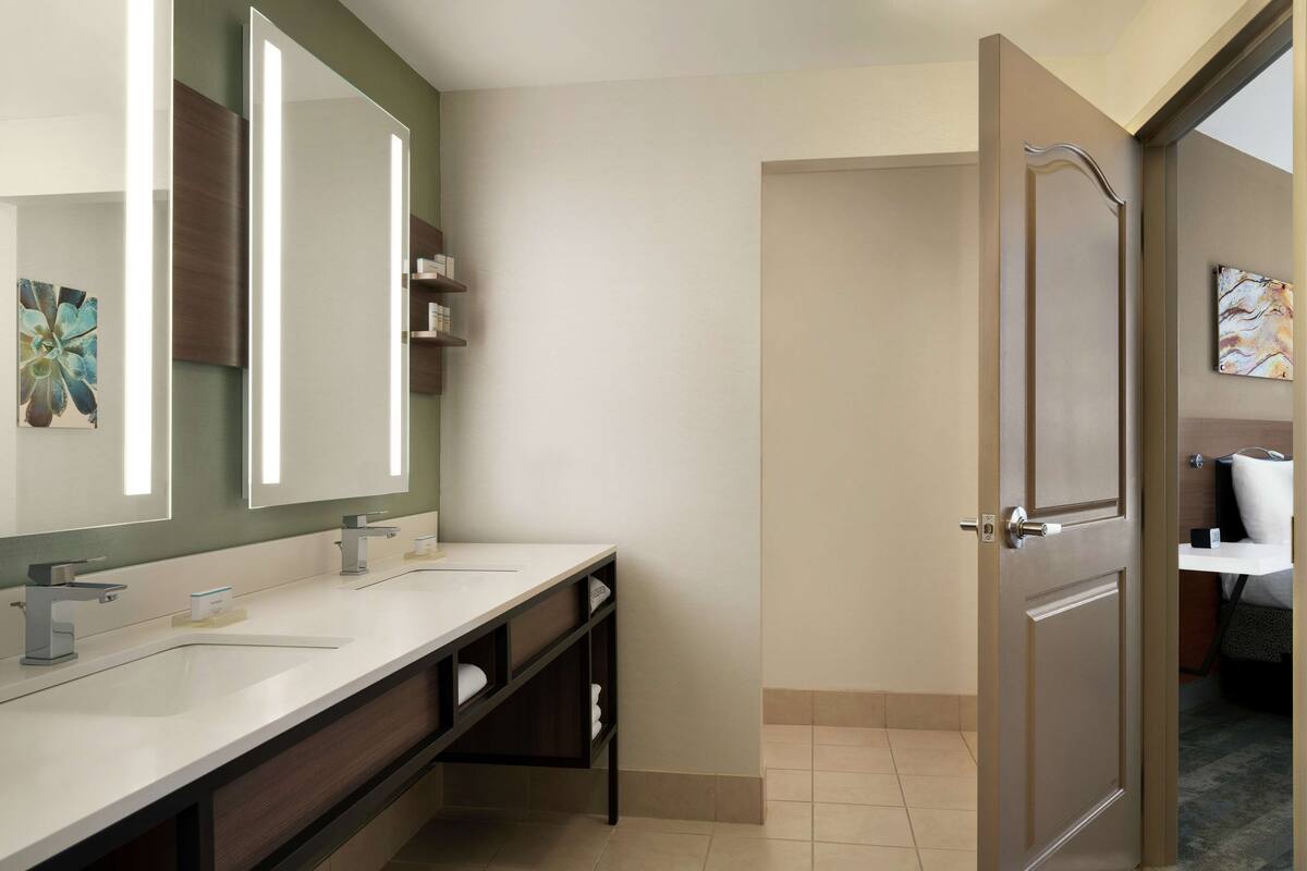 Phòng Suite, 1 giường cỡ king | Phòng tắm | Vòi sen/bồn tắm kết hợp, máy sấy tóc, áo choàng tắm, khăn tắm 