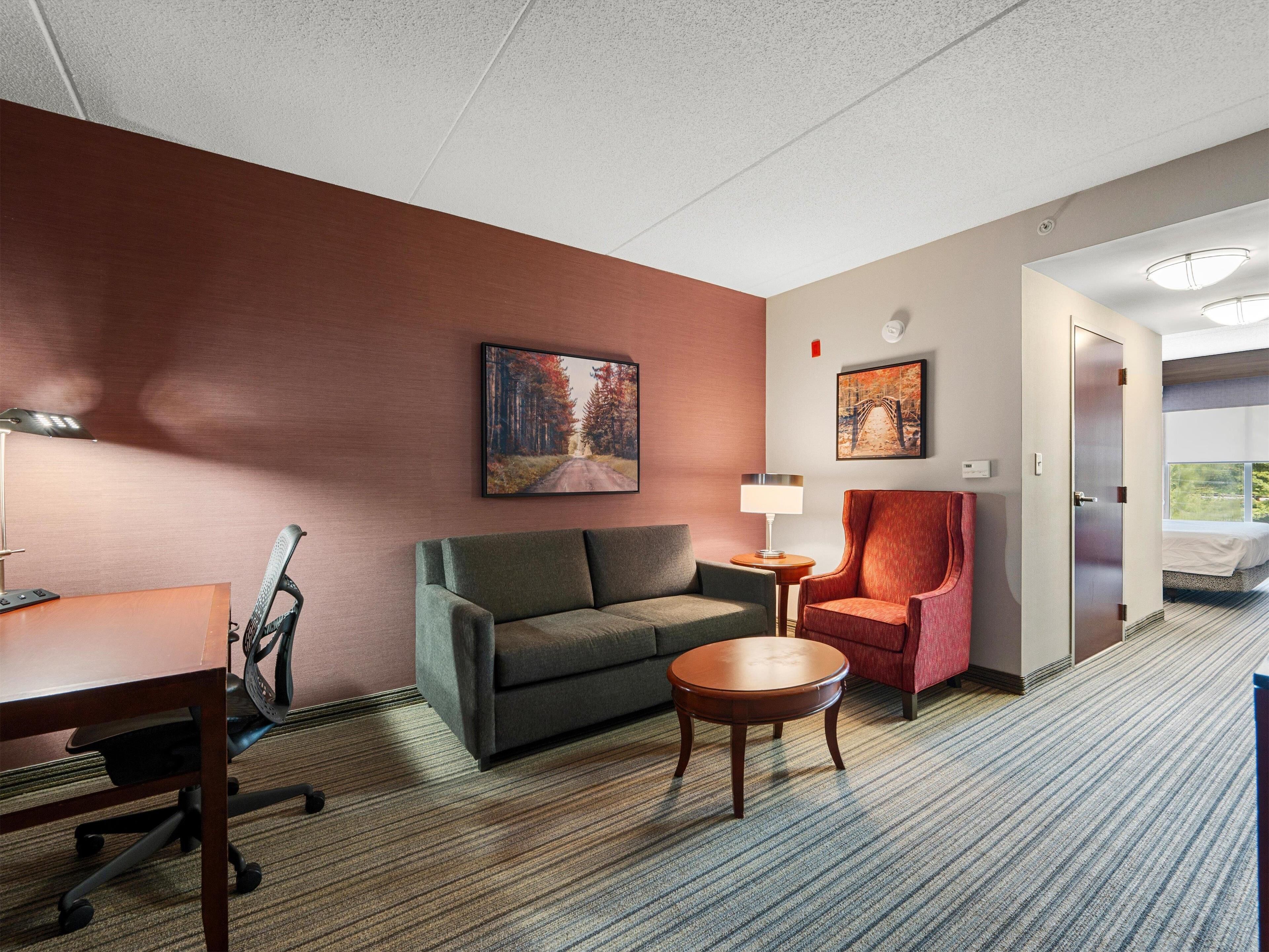 king evolution room, junior suite | living area | 32-inch lcd tv with satellite channels, tv