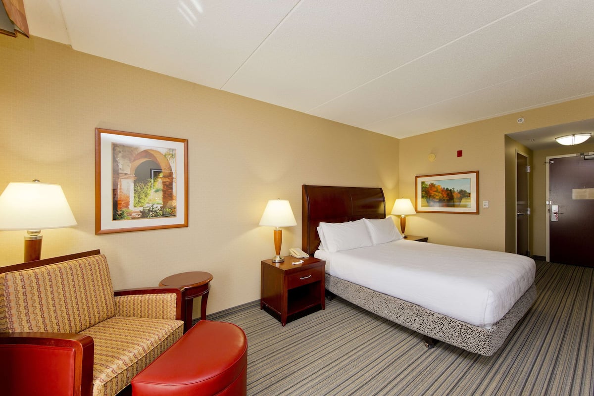 Premium bedding, in-room safe, desk, iron/ironing board