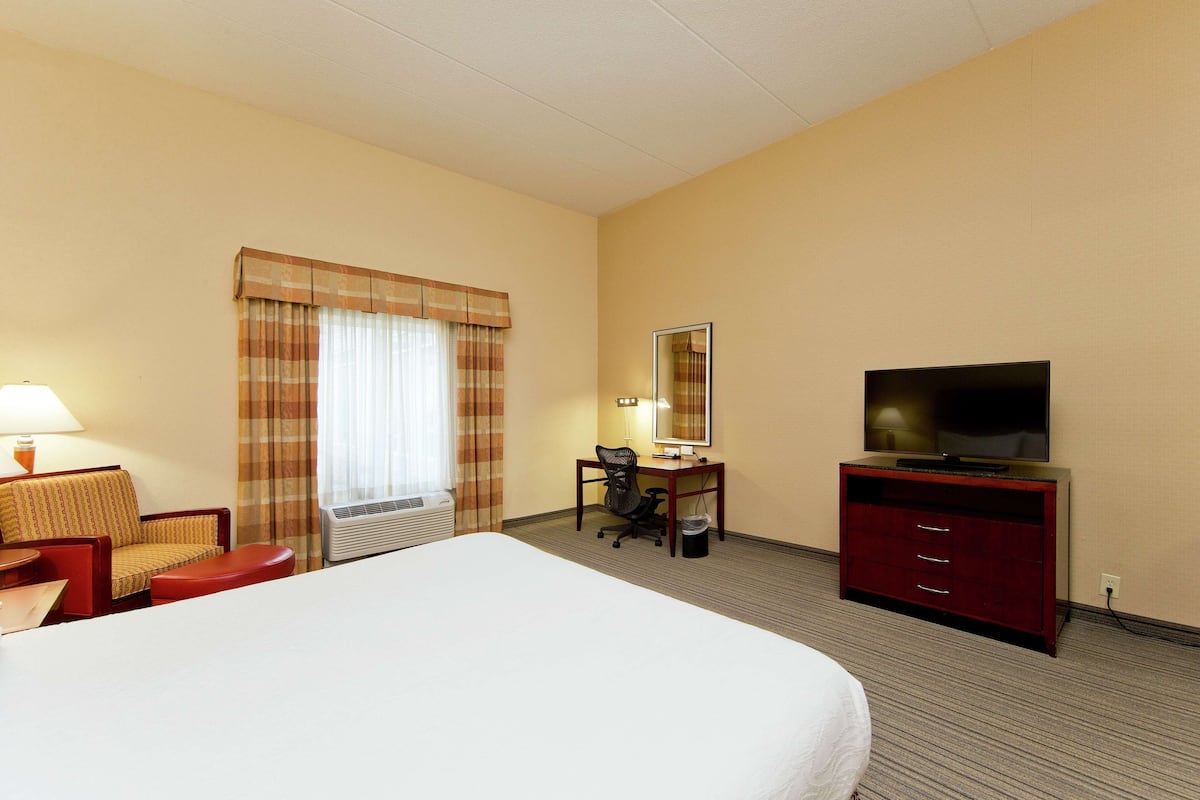 Premium bedding, in-room safe, desk, iron/ironing board