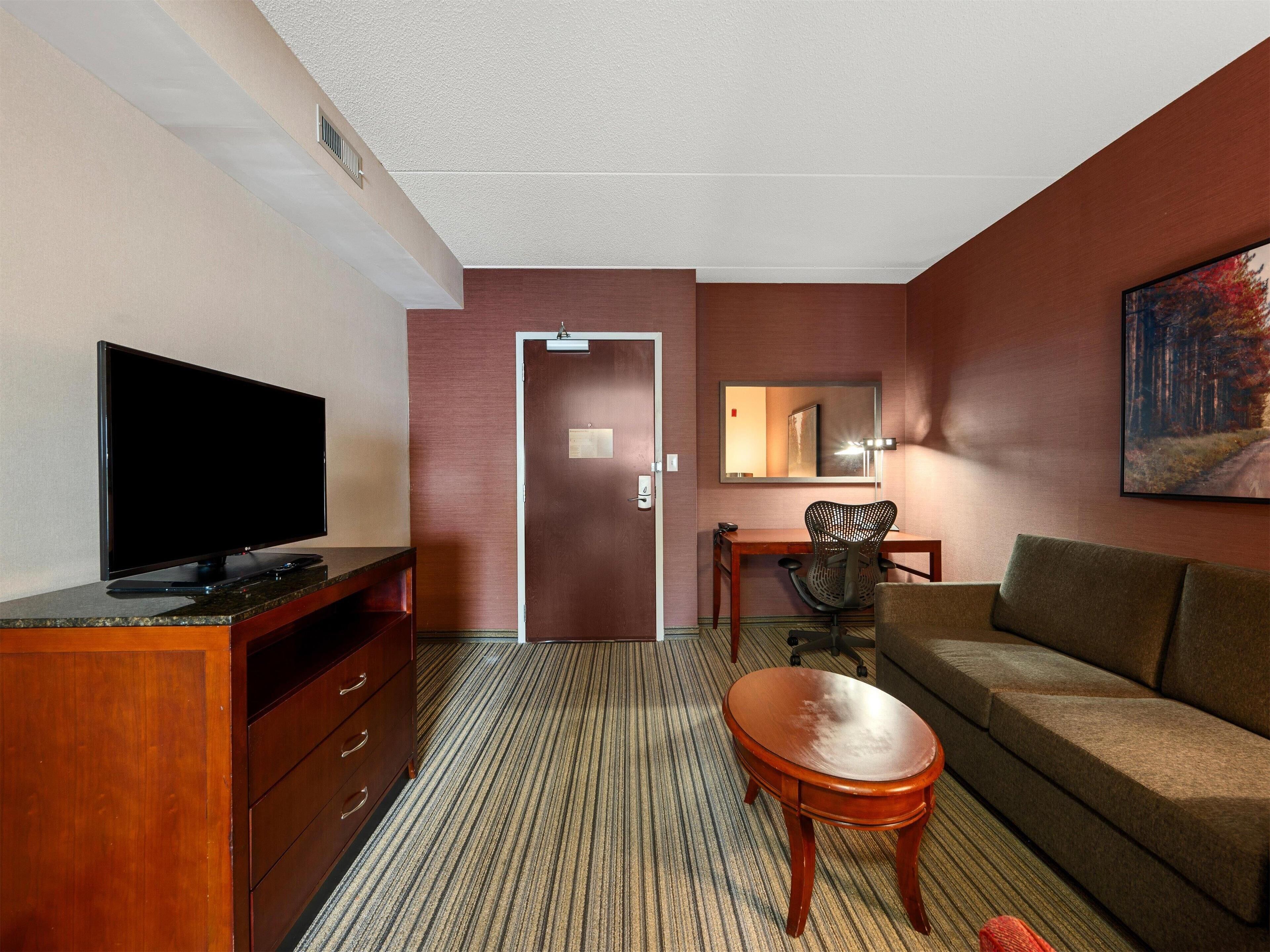 king evolution room, junior suite | living area | 32-inch lcd tv with satellite channels, tv