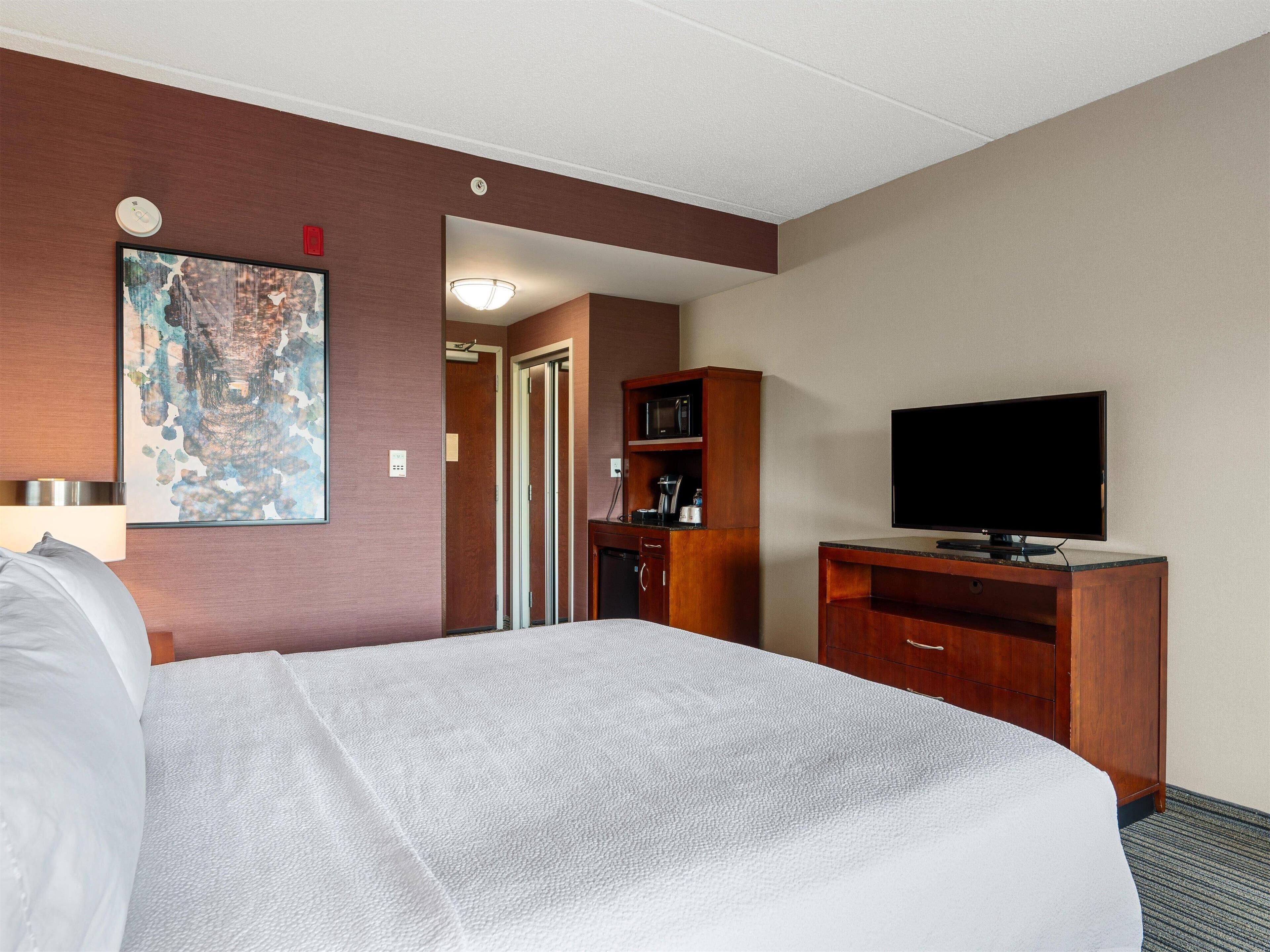 أغطية فراش متميزة وخزنة داخل الغرفة ومكتب ومكواة/لوح كي