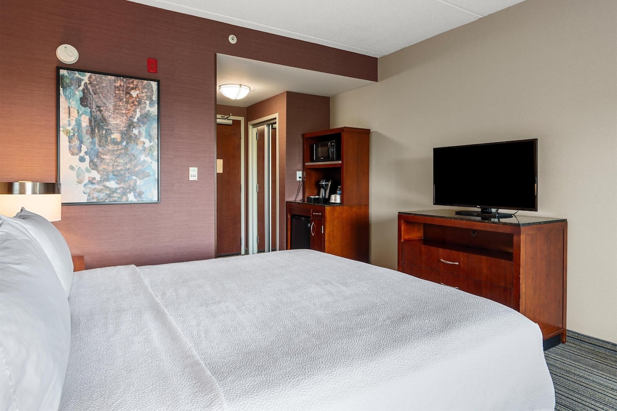 Evolution one king room | Premium bedding, in-room safe, desk, iron/ironing board