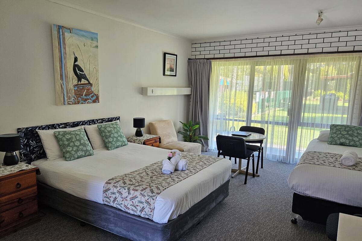 Queen Studio | Premium bedding, iron/ironing board, WiFi (free), bed sheets