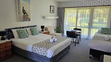 Queen Studio | Premium bedding, iron/ironing board, free WiFi, bed sheets