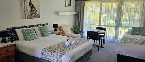 Habitación Prestigio con 1 cama matrimonial o 2 individuales, cocineta (twin share/double) | Ropa de cama de alta calidad y tabla de planchar con plancha