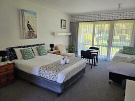 Habitación Signature con 1 cama doble o 2 individuales, cocina básica (twin share/double) | Ropa de cama de alta calidad, tabla de planchar con plancha, wifi gratis