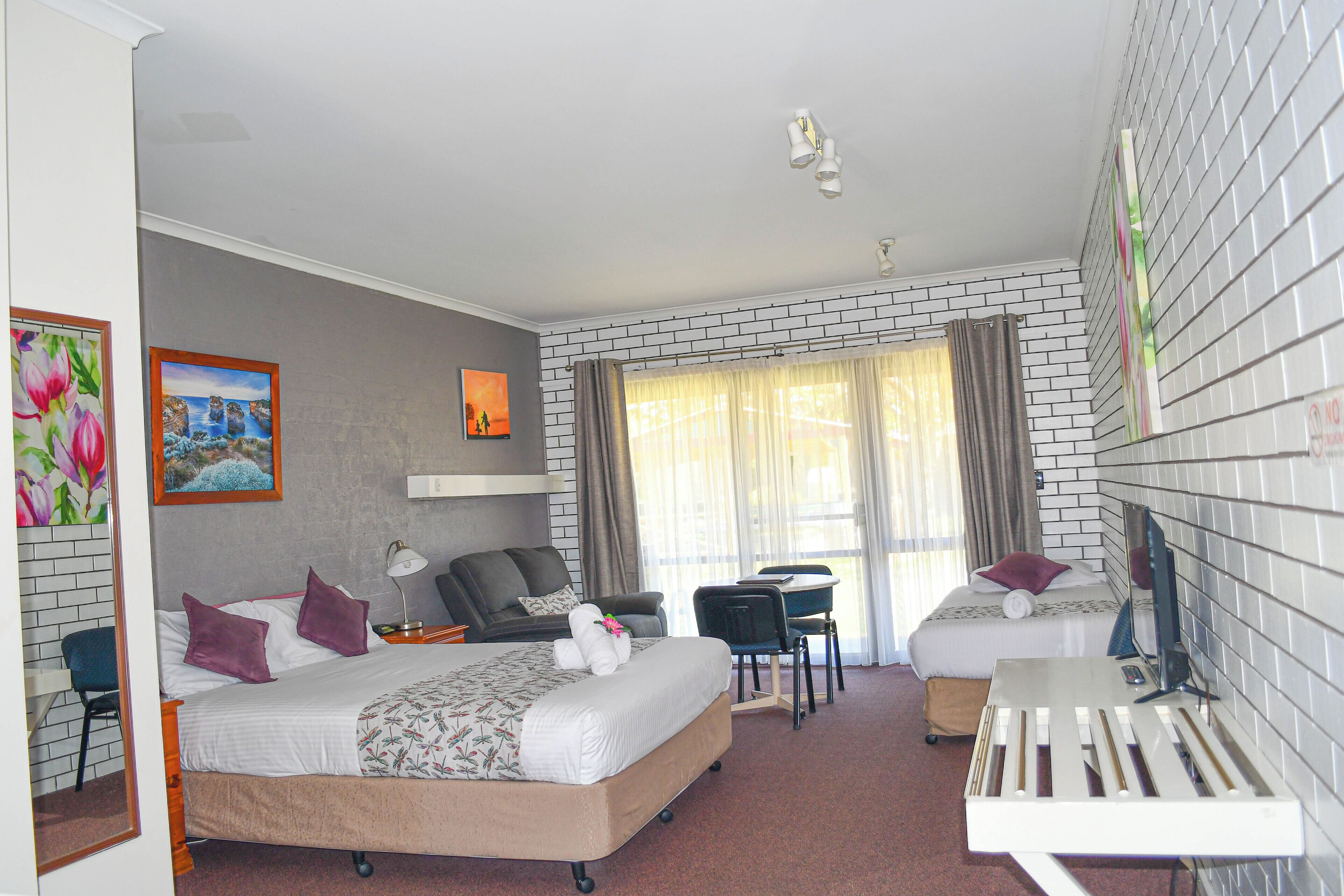 Quarto casal ou duplo com design assinado, cozinha americana (twin share/double) | Roupas de cama premium, ferros/tábuas de passar roupa, Wi-Fi de cortesia